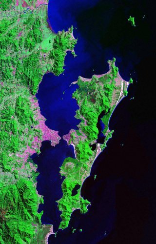 Satellite image showing the coast of south east Brazil with a large island (Santa Caterina) separated from it by a long lake in the south, a narrow channel in the middle and a wider lagoon in the north; the island has two large lakes in it, and numerous offshore islands borth in the lagoon and on the seaward side.  Click for larger image. 